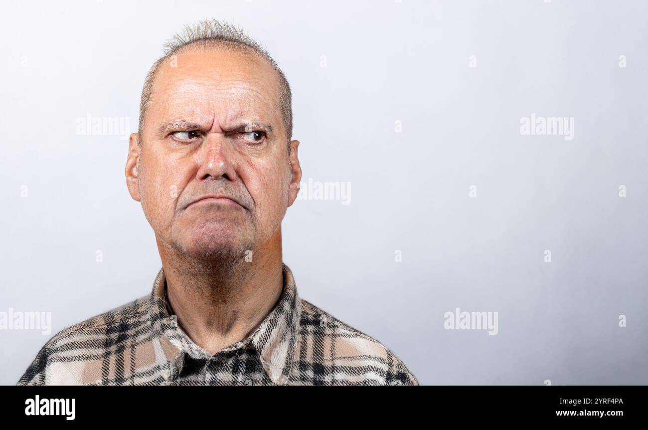 Porträt eines verärgerten alten Mannes in einem Flanellhemd Stockfoto