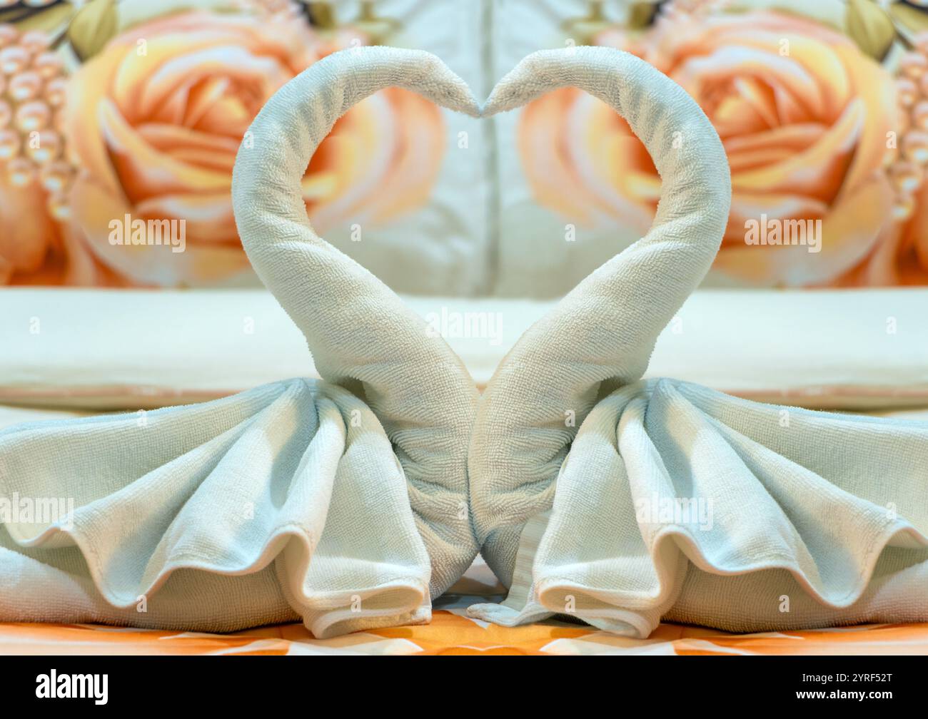 Das Bett war mit Schwänen aus Handtüchern in einem Hotelzimmer dekoriert Stockfoto