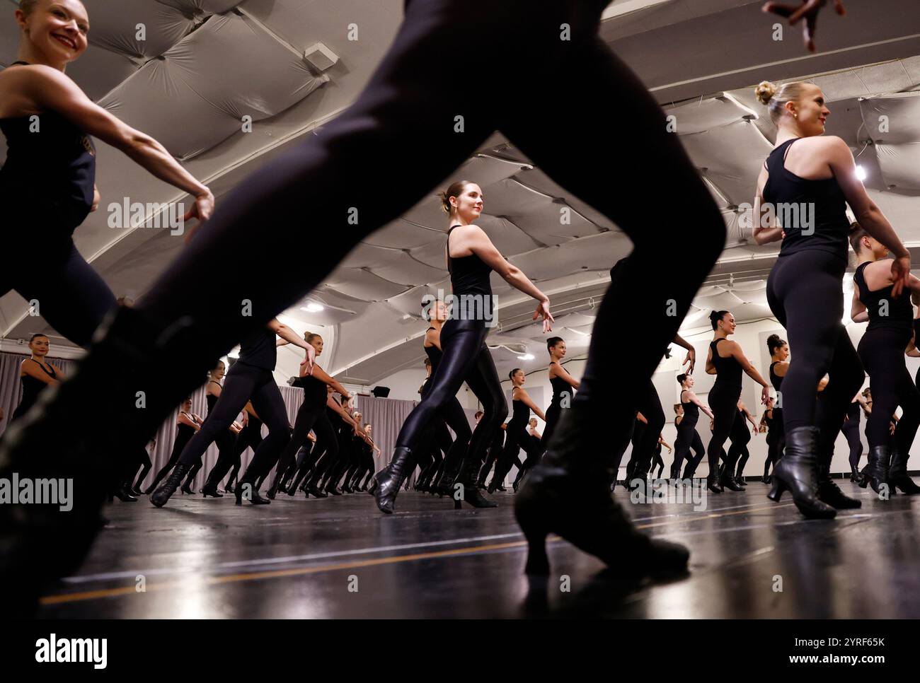 New York, Usa. Oktober 2024. Die Radio City Rockettes veranstalten Proben und präsentieren am Dienstag, den 15. Oktober 2024 in New York City in der St. Paul the Apostle Church einen Einblick in das Weihnachtsspektakel 2024 mit den Radio City Rockettes. Das Weihnachtsspektakel 2024 wird am 8. November in der Radio City Music Hall eröffnet und bietet eine komplizierte Choreografie, die von den unvergleichlichen Radio City Rockettes in neun aufsehenerregenden Nummern gespielt wird. Foto: John Angelillo/UPI Credit: UPI/Alamy Live News Stockfoto