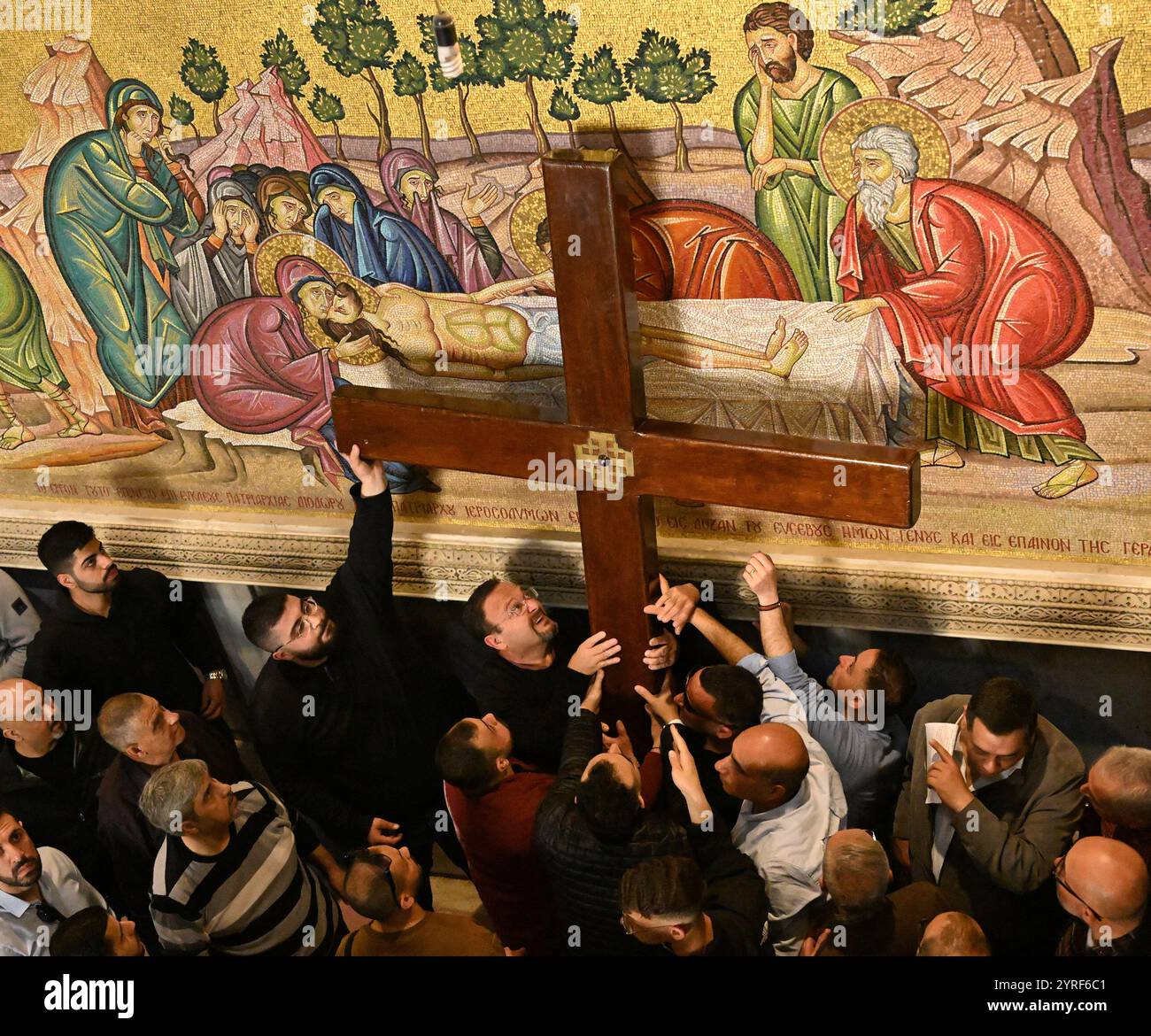 Altstadt Jerusalem, Israel. März 2024. Palästinensische Christen platzieren am Karfreitag, 29. März 2024, ein Kreuz in der Grabeskirche in der Altstadt von Jerusalem. Foto: Debbie Hill/ Credit: UPI/Alamy Live News Stockfoto