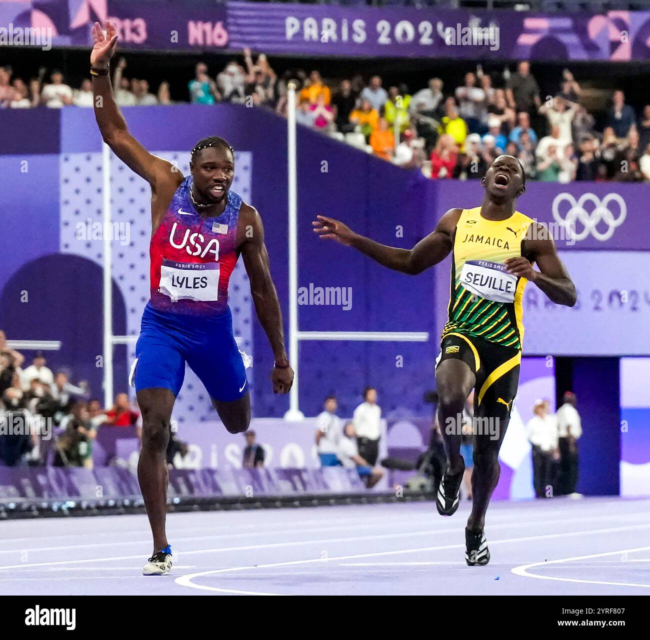 Paris, Frankreich. August 2024. Noah Lyles vom Team USA, links, überquert die Ziellinie vor Oblique Sevilla von Jamaika, rechts, um die Goldmedaille im 100-m-Finale der Männer im Stade de France während der Olympischen Spiele 2024 in Paris, Frankreich, am Sonntag, den 4. August 2024 zu gewinnen. Kishane Thompson aus Jamaika gewann das Silber und Fred Kerley aus den USA gewann die Bronze. Foto: Paul Hanna/UPI Credit: UPI/Alamy Live News Stockfoto