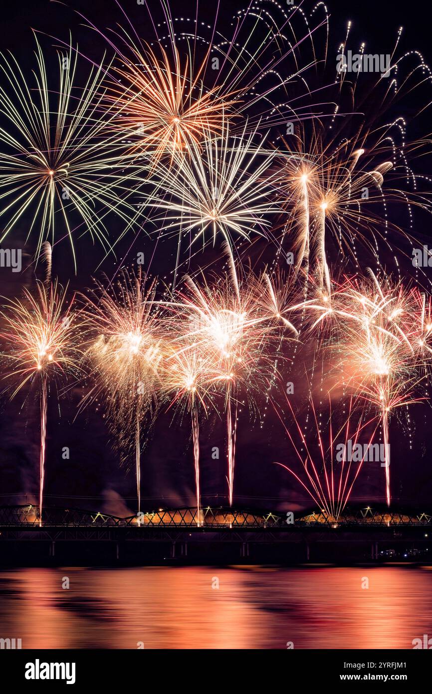 Feuerwerk vor der Burnett Bridge über den Burnett River, Silvesterfeier, Langzeitbelichtung, Bundaberg, Queensland, Australien Stockfoto