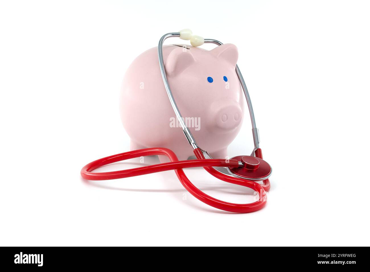 Eine rosafarbene Schweinebank, umwickelt mit einem roten Stethoskop auf weißem Hintergrund, symbolisiert finanzielle Gesundheit, Ersparnisse und wirtschaftliches Wohlergehen. Ideal für Konzepte Stockfoto