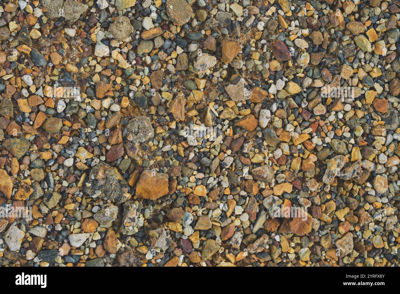 Eine Nahaufnahme eines Kiesgrundes, die die einzelnen Kieselsteine und ihre Anordnung zeigt. Stockfoto