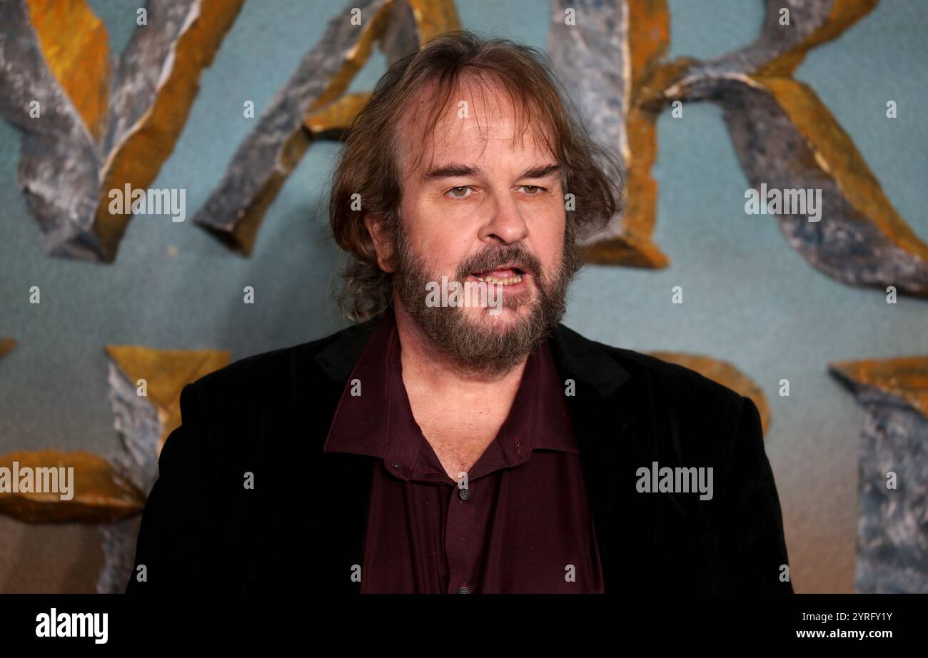 London, Großbritannien. Dezember 2024. Sir Peter Jackson nimmt am Odeon Luxe Leicester Square in London an der Premiere von The Lord of the Rings: The war of the Rohirrim Teil. Quelle: SOPA Images Limited/Alamy Live News Stockfoto