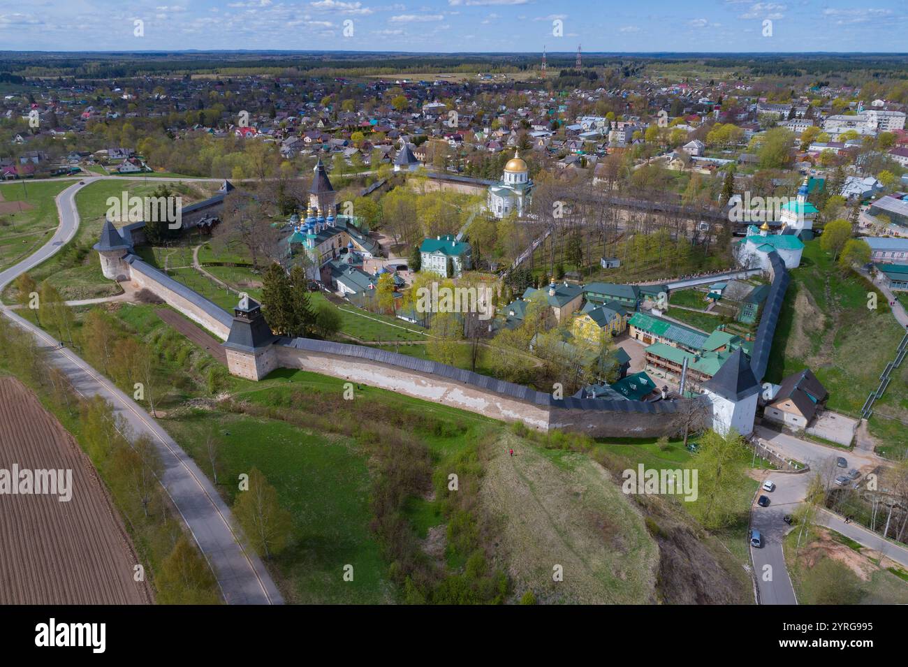 Blick von der Höhe des Heiligen Dormition Pskovo-Petscherski-Klosters an einem Maitag. Pechory. Region Pskow, Russland Stockfoto