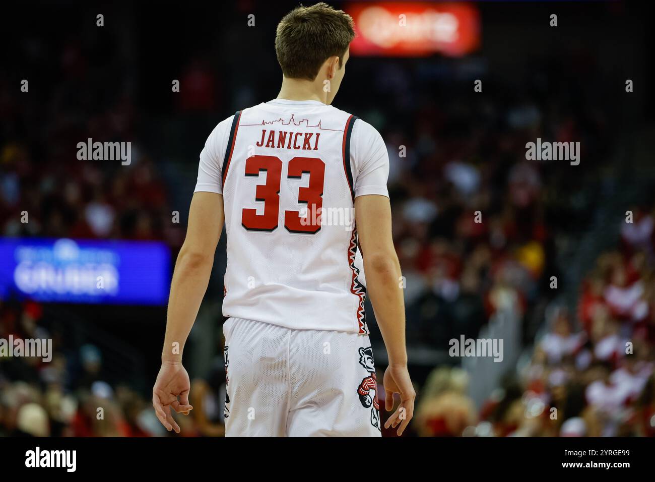 Madison, WI, USA. Dezember 2024. Die Wisconsin Badgers schützen Jack Janicki (33) in den älteren Uniformen während des NCAA Basketballspiels zwischen den Michigan Wolverines und den Wisconsin Badgers im Kohl Center in Madison, WI. Darren Lee/CSM/Alamy Live News Stockfoto