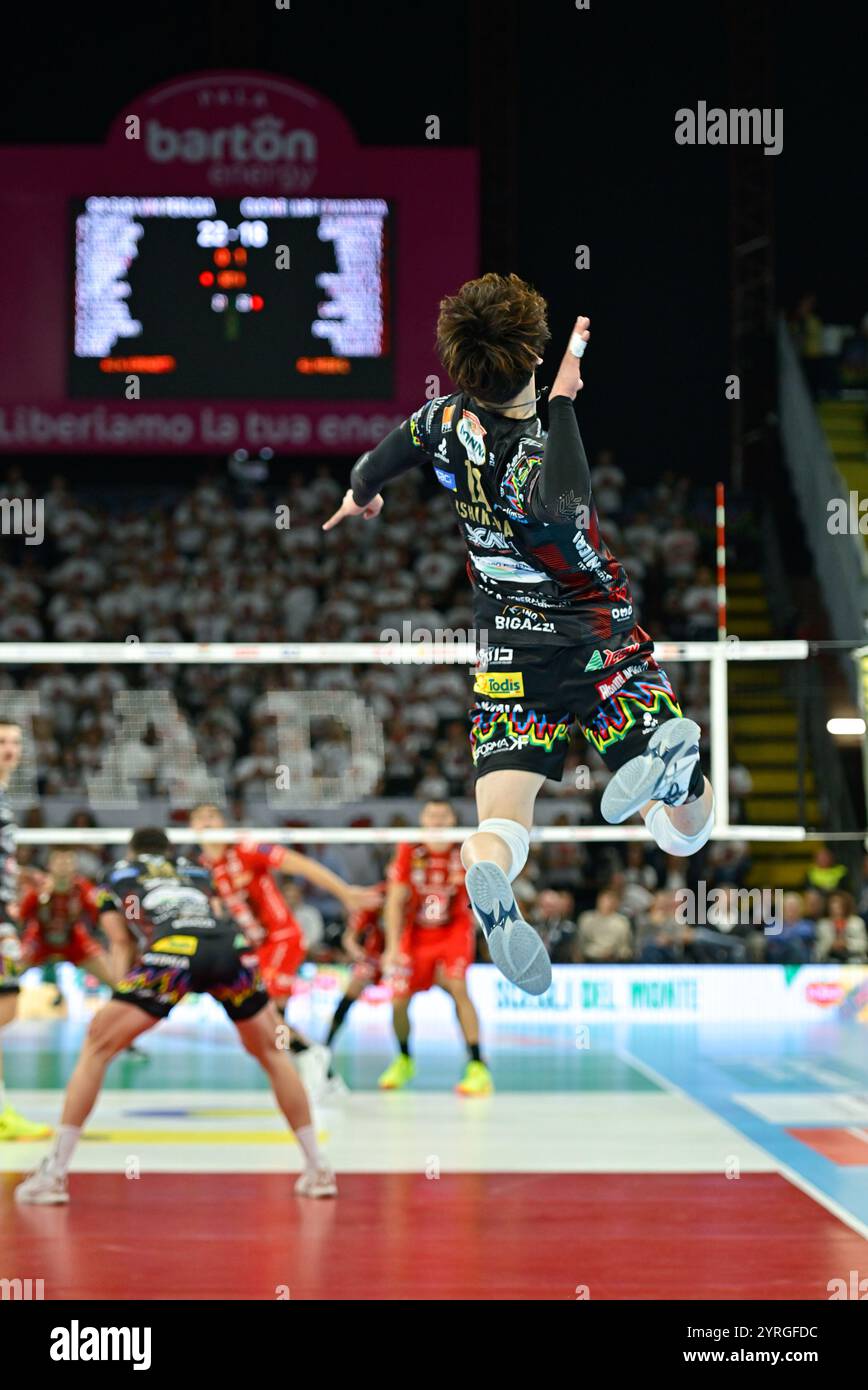 Yuki ISHIKAWA springt zum Dienst während Sir Susa VIM PERUGIA vs Cucine Lube CIVITANOVA, 6. Leg Superlega Credem Banca - Männer Volleyball italienische Meisterschaft im PalaBarton Perugia IT, 3. November 2024. Quelle: Michele Benda/AFLO/Alamy Live News Stockfoto