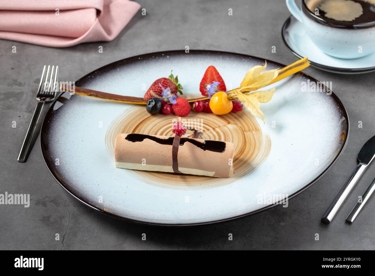 Stilvolle, moderne Präsentation von Fruchtschokolade-Mousse oder halbgefrorenem Parfait Stockfoto