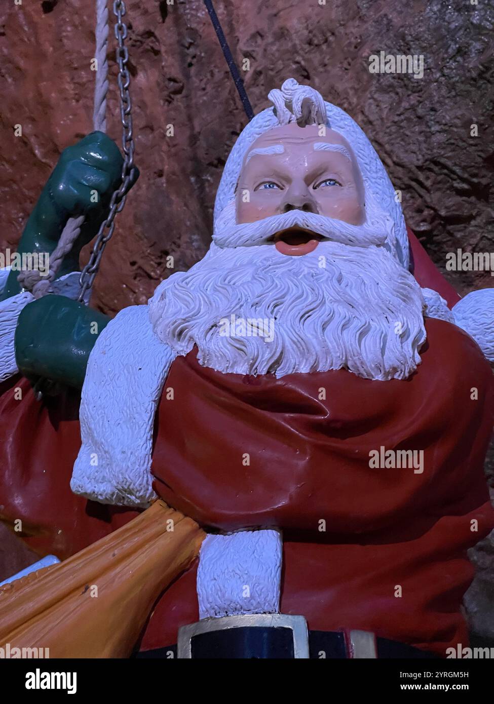 Father Christmas in Wookey Hole Visitor Attraction, Somerset, Großbritannien - Smartphone-aufgenommenes Stockfoto