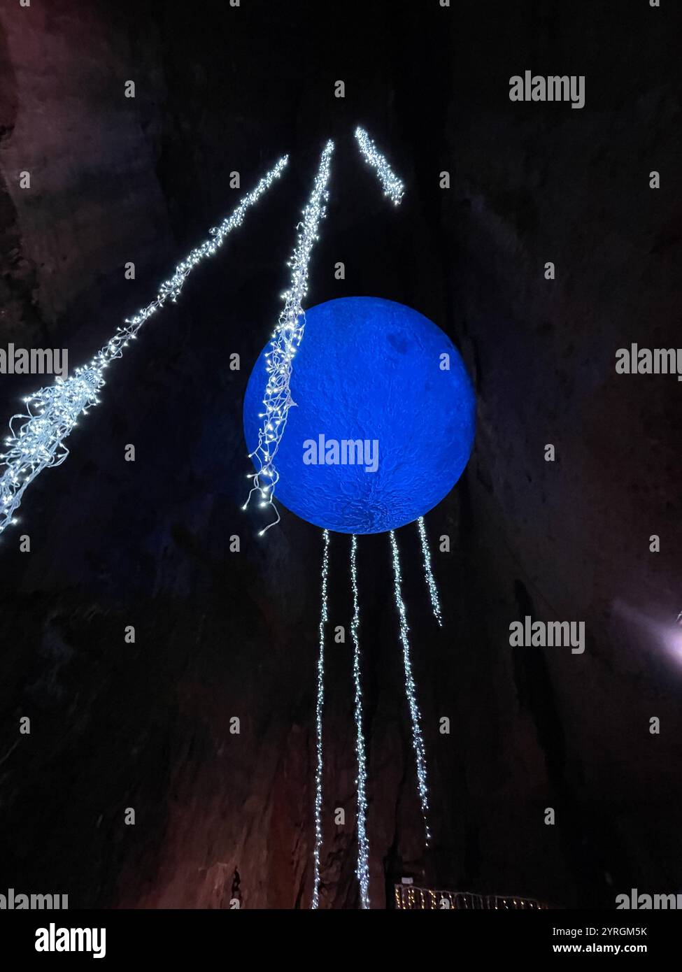 Blaue Mondskulptur und Weihnachtslichter in Wookey Hole Visitor Attraction, Somerset, Großbritannien. Stockfoto
