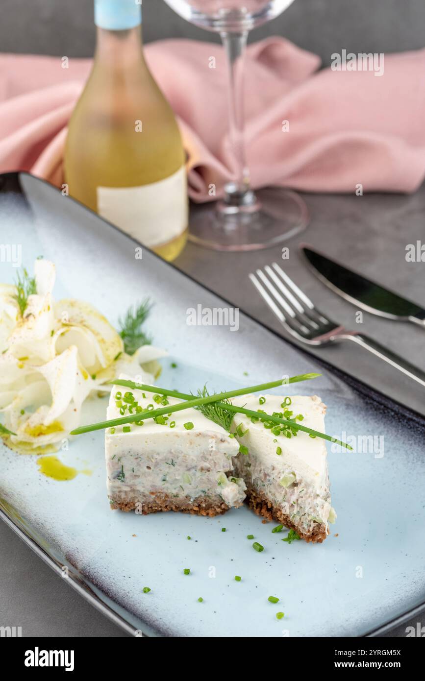 Cremige Fischterrine mit Dill- und Rettich-Garnitur Stockfoto