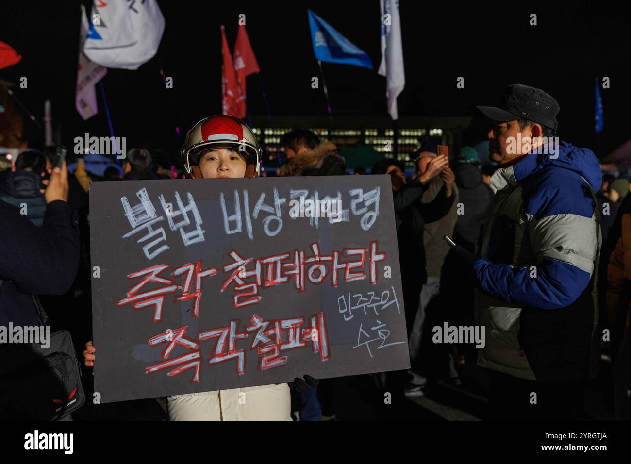 Protest gegen Präsident Yoon Suk Yeol in Südkorea Südkorea Südkorea Demonstranten fordern Präsident Yoon Suk Yeol auf, am 4. Dezember 2024 vor der Nationalversammlung in Seoul, Südkorea, zurückzutreten. Der südkoreanische Präsident Yoon Suk Yeol erklärte am 3. Dezember 2024 kurz das Kriegsrecht und zitierte Bedrohungen der Demokratie durch Oppositionsgesetzgeber, die er als pro-Nordkorea bezeichnete. Das Dekret, das politische Aktivitäten, Medien und Streiks einschränkte, wurde schnell von der Nationalversammlung aufgehoben. Das Ereignis zeigt steigende Spannungen und die sinkende Autorität von Yoons nach erheblichem Wahlsieg der Opposition auf Stockfoto