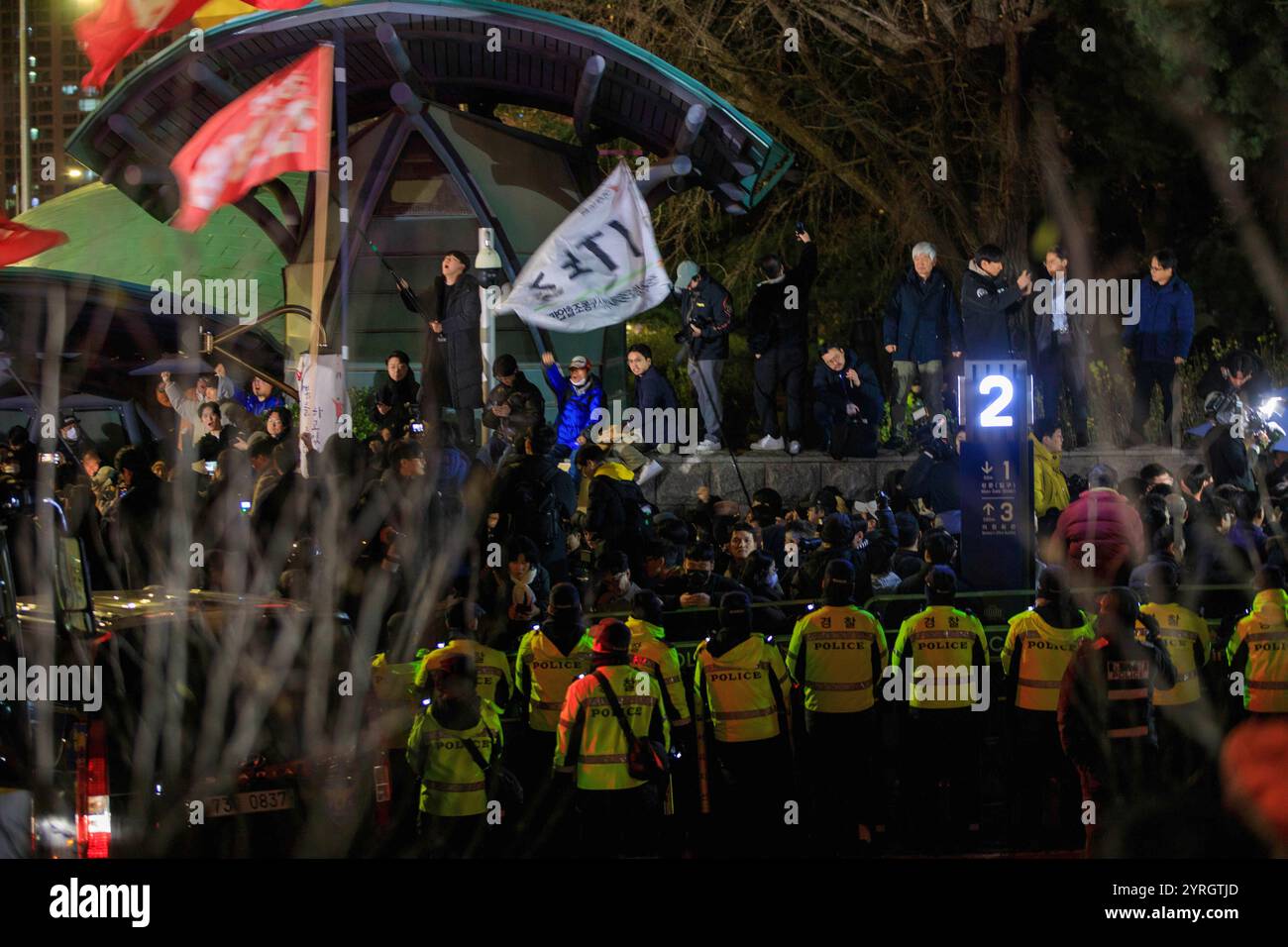 Protest gegen Präsident Yoon Suk Yeol in Südkorea Südkorea Südkorea Demonstranten fordern Präsident Yoon Suk Yeol auf, am 4. Dezember 2024 vor der Nationalversammlung in Seoul, Südkorea, zurückzutreten. Der südkoreanische Präsident Yoon Suk Yeol erklärte am 3. Dezember 2024 kurz das Kriegsrecht und zitierte Bedrohungen der Demokratie durch Oppositionsgesetzgeber, die er als pro-Nordkorea bezeichnete. Das Dekret, das politische Aktivitäten, Medien und Streiks einschränkte, wurde schnell von der Nationalversammlung aufgehoben. Das Ereignis zeigt steigende Spannungen und die sinkende Autorität von Yoons nach erheblichem Wahlsieg der Opposition auf Stockfoto