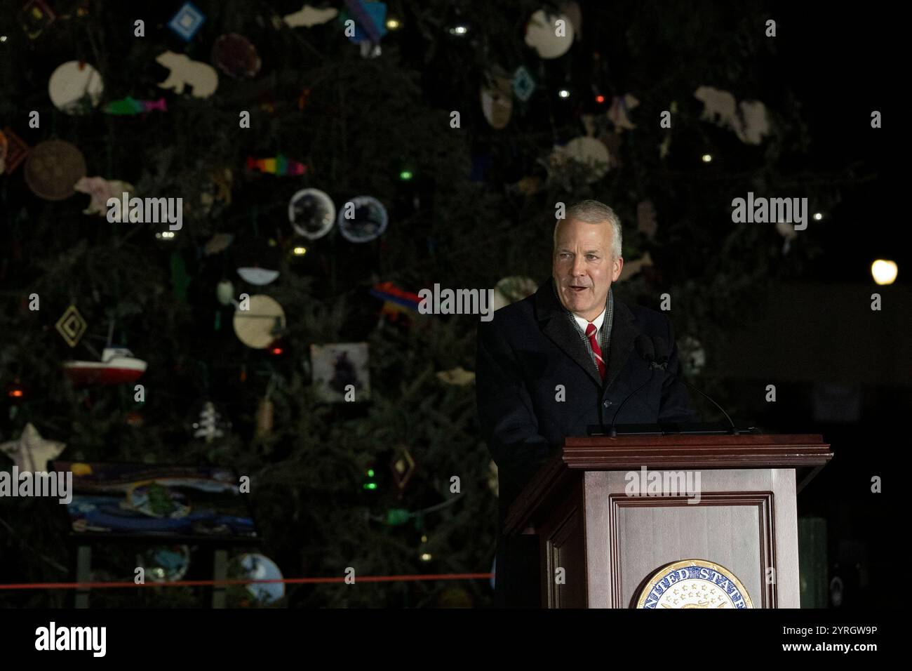 Washington, Usa. Dezember 2024. Der US-Senator Dan Sullivan (Republikaner von Alaska) spricht bei der Weihnachtsbaumbeleuchtung des Kapitols 2024 auf dem West Lawn of the Capitol in Washington, DC, USA am 3. Dezember 2024. In diesem Jahr wurde der Baum aus dem Tongass National Forest in Alaska entnommen, und Mitglieder des Shtax'heen Kwaan-Stammes waren im Publikum anwesend. Foto: Mattie Neretin/CNP/ABACAPRESS. COM Credit: Abaca Press/Alamy Live News Stockfoto