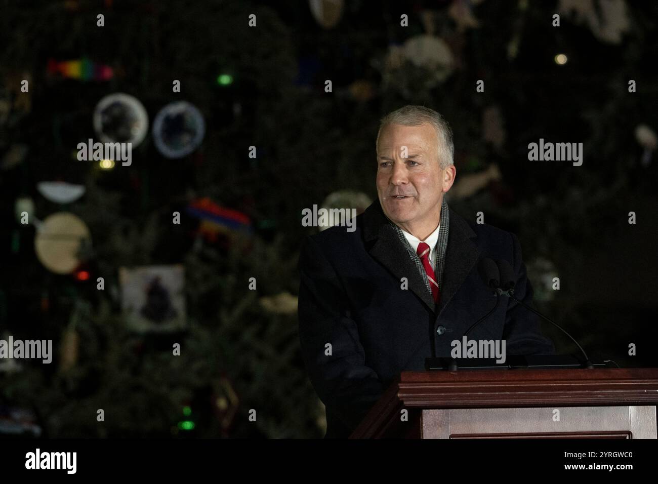 Washington, Usa. Dezember 2024. Der US-Senator Dan Sullivan (Republikaner von Alaska) spricht bei der Weihnachtsbaumbeleuchtung des Kapitols 2024 auf dem West Lawn of the Capitol in Washington, DC, USA am 3. Dezember 2024. In diesem Jahr wurde der Baum aus dem Tongass National Forest in Alaska entnommen, und Mitglieder des Shtax'heen Kwaan-Stammes waren im Publikum anwesend. Foto: Mattie Neretin/CNP/ABACAPRESS. COM Credit: Abaca Press/Alamy Live News Stockfoto