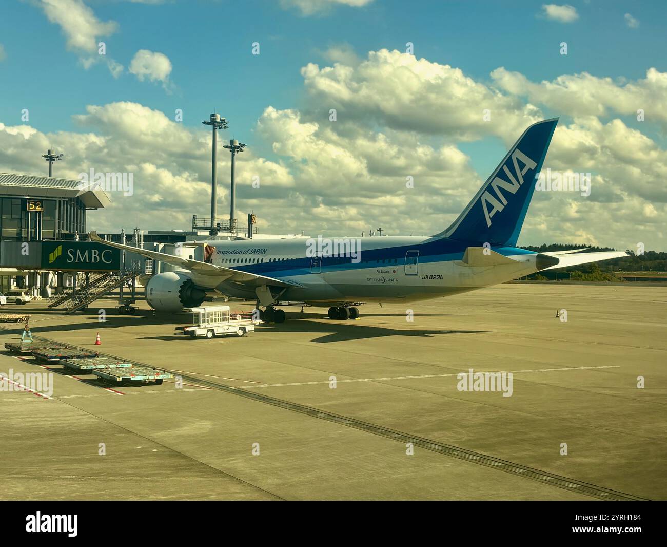 Ein ANA-Flugzeug, das am Flughafen Narita in Tokio geparkt wurde. Stockfoto