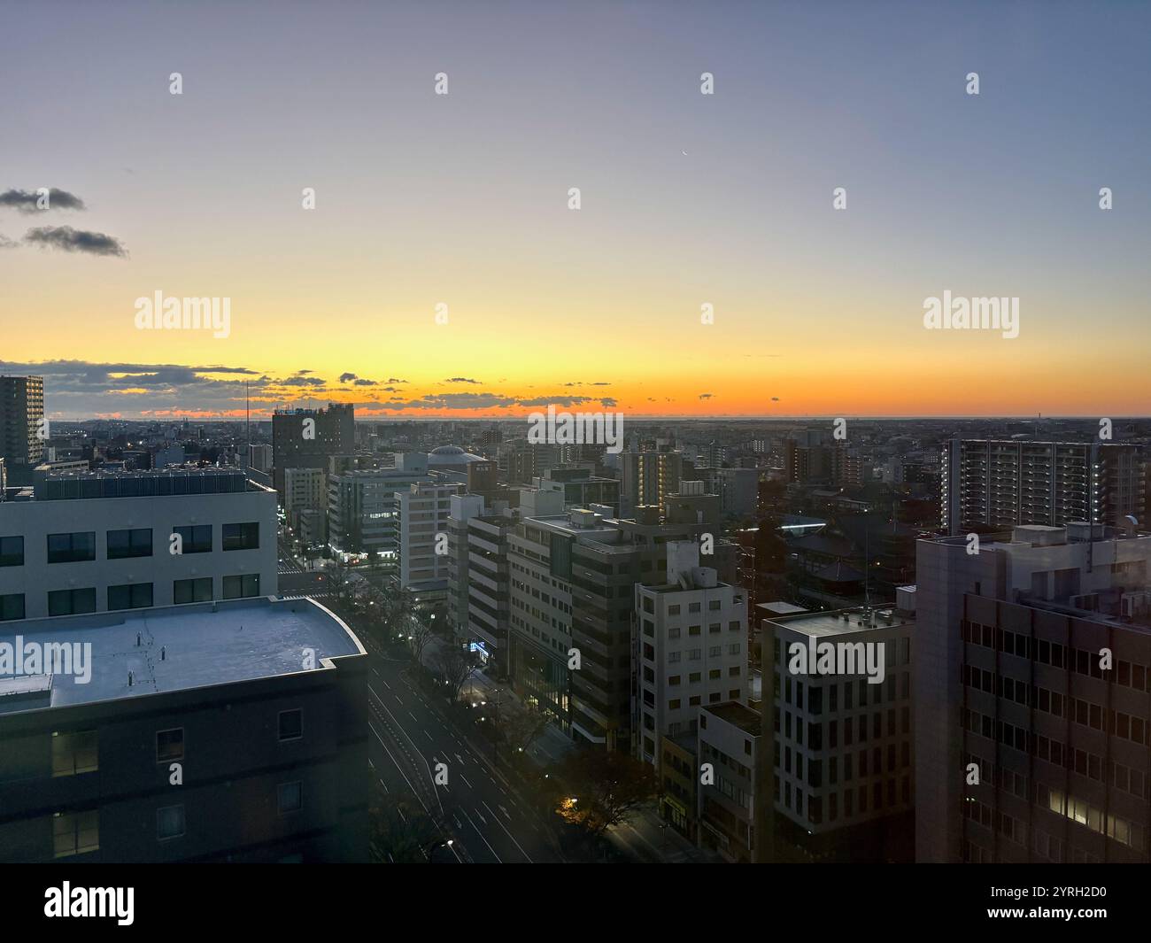 Sonnenaufgang in Sendai, Japan. Von der Skyline kann man die Sonne aufsteigen sehen. Stockfoto