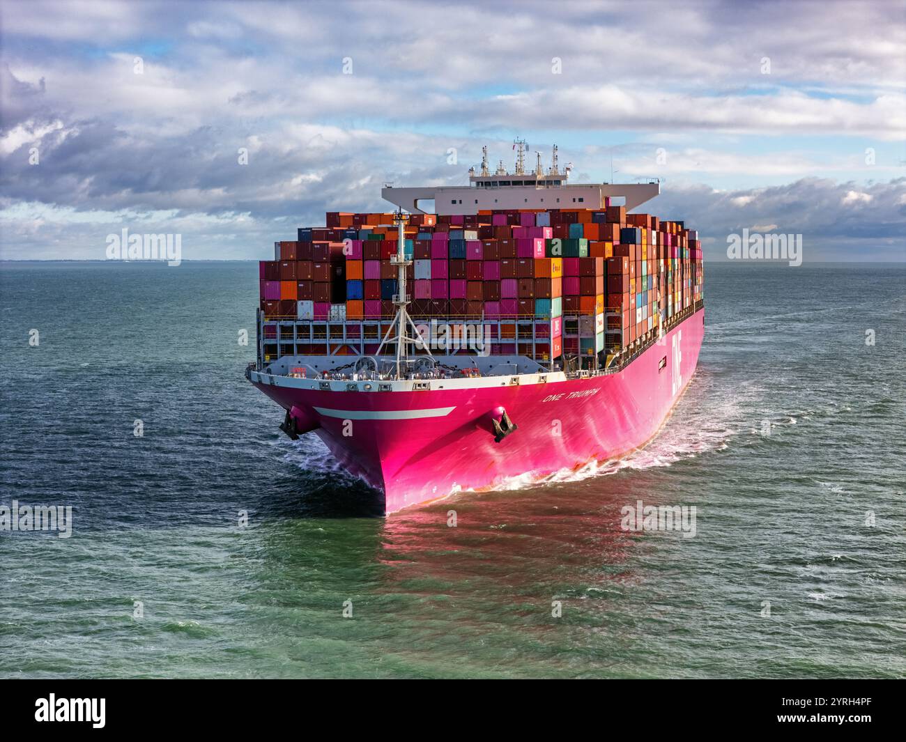 One Triumph, ein Containerschiff, das von Ocean Network Express betrieben wird. Stockfoto