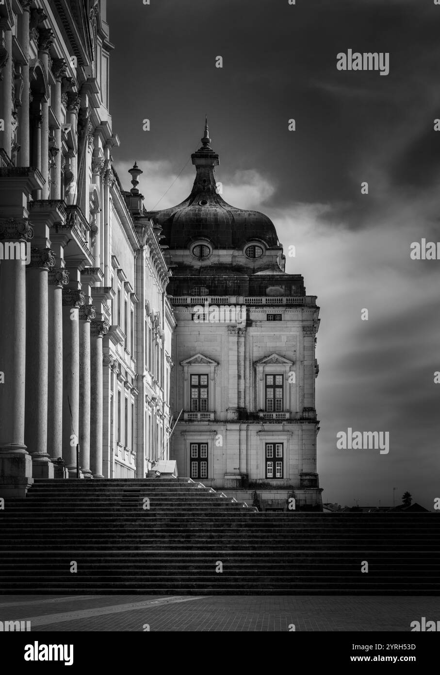 Dramatische Schwarzweiß-Fotografien, die die Pracht des Nationalpalastes mafra zeigen und die architektonischen Details und die imposante Präsenz hervorheben Stockfoto