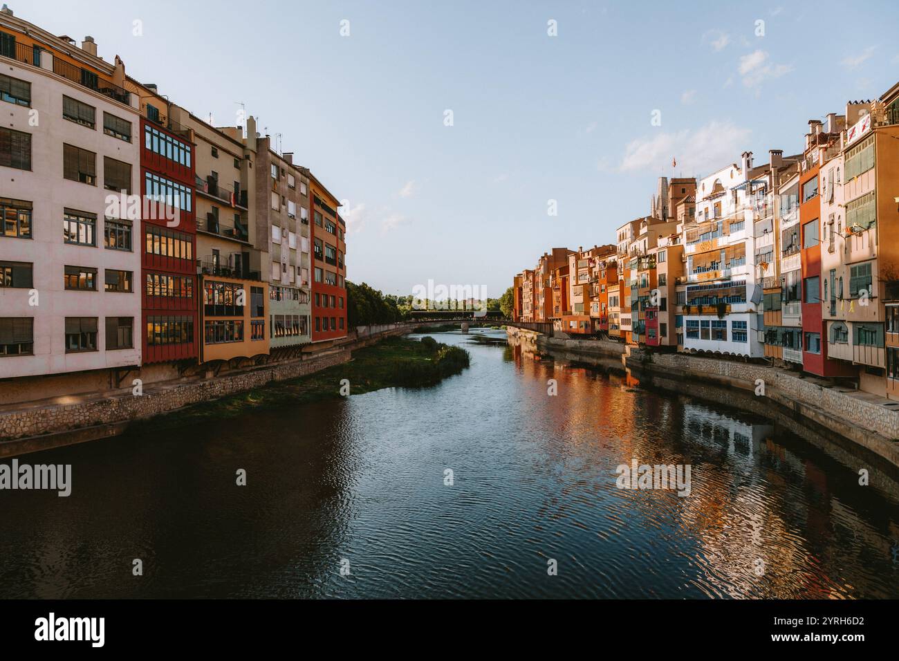 Der Fluss Onyar fließt friedlich zwischen den Reihen lebendiger, farbenfroher Gebäude in girona, katalonien, Spanien und schafft eine malerische Szene Stockfoto