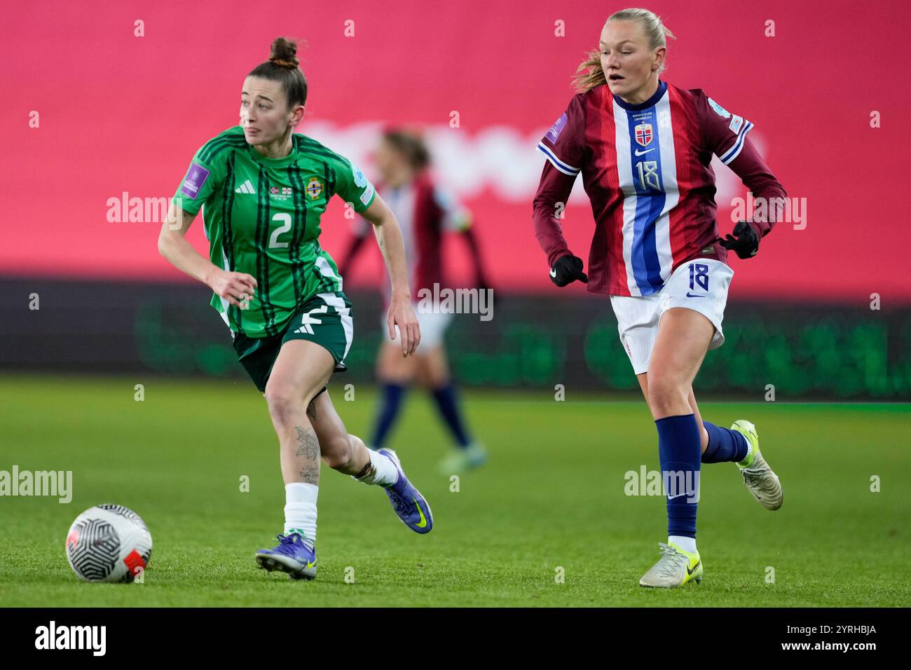 Oslo 20241203. Frida Maanum während des Qualifikationsspiels der Europameisterschaft im Frauenfußball zwischen Norwegen und Nordirland im Ullevaal-Stadion. Rebecca McKenna aus Nor-Irland links Foto: Fredrik Varfjell / NTB Stockfoto