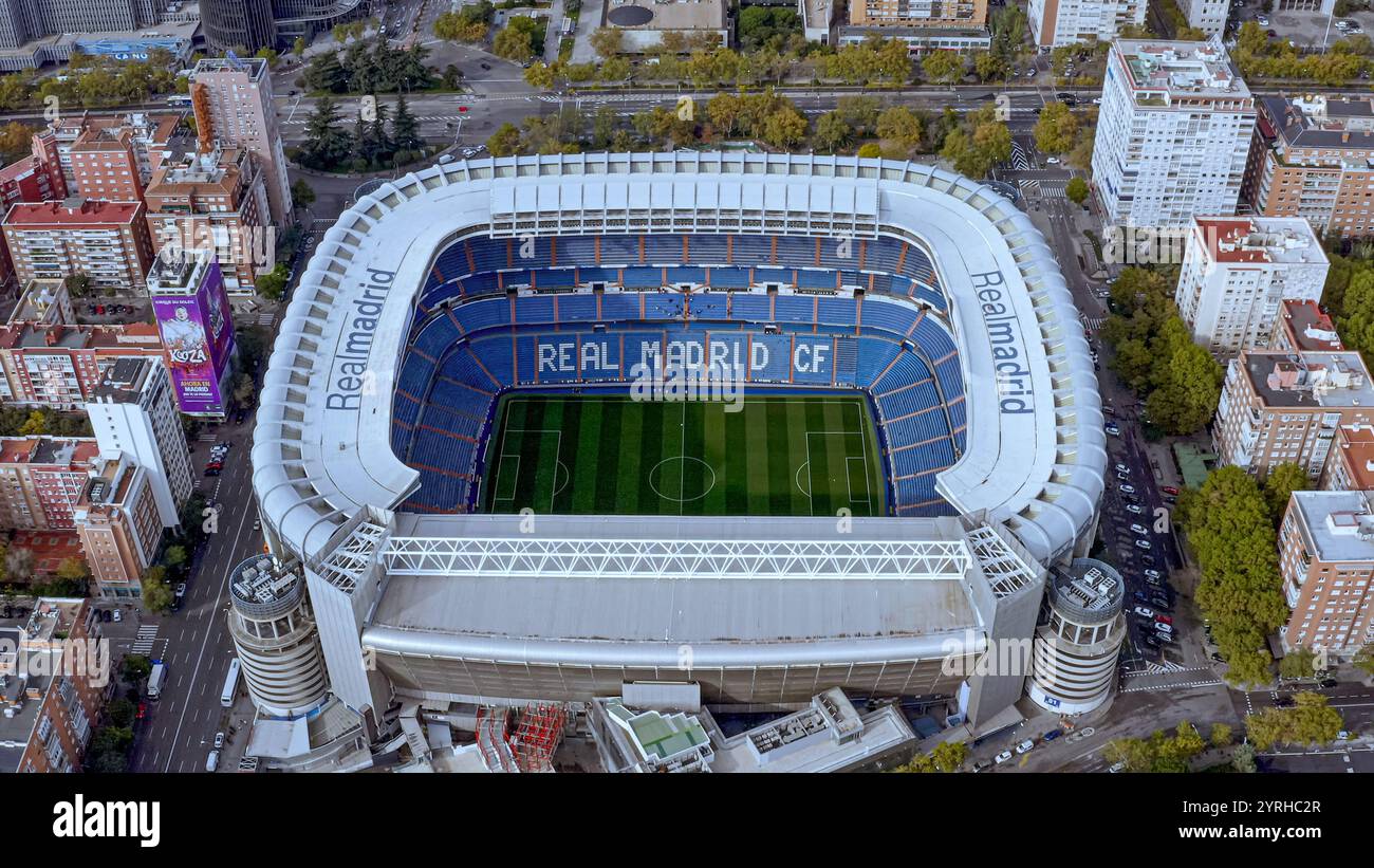 Atemberaubende Luftaufnahme des Santiago Bernabéu Stadions mit dem berühmten Fußballplatz von Real Madrid, umgeben von einer lebhaften Stadtlandschaft in Madrid Stockfoto