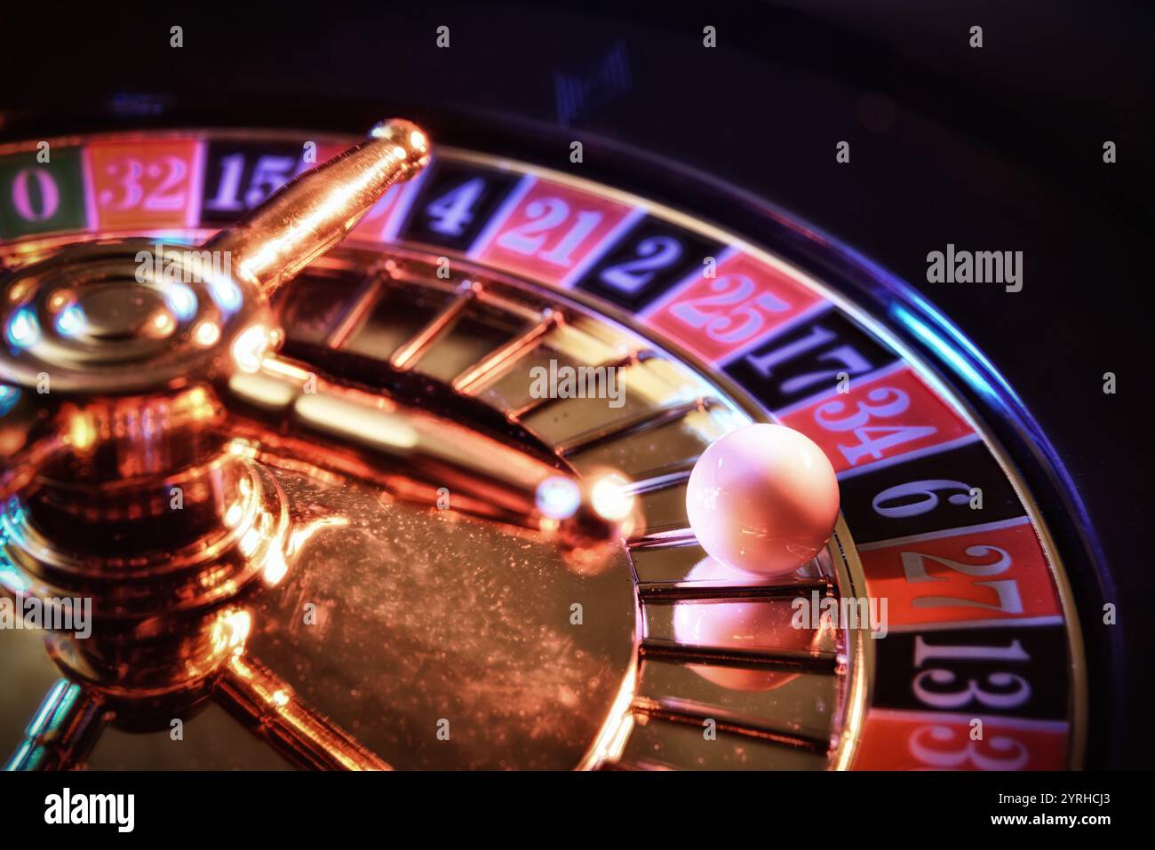 Der Ball wurde auf der schwarzen sechs eines Casino-Roulette-Rads fixiert. Erhöhte Aussicht. Stockfoto