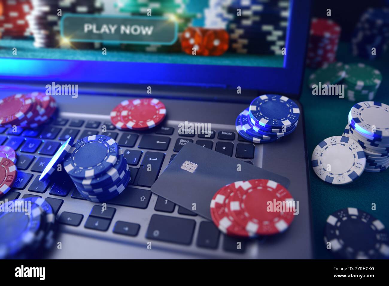 Casino Online-Gaming-Konzept mit Laptop mit Stacks von Wettchips und Bankkarte und Bildschirm mit Spielanwendung. Erhöhte Aussicht. Stockfoto