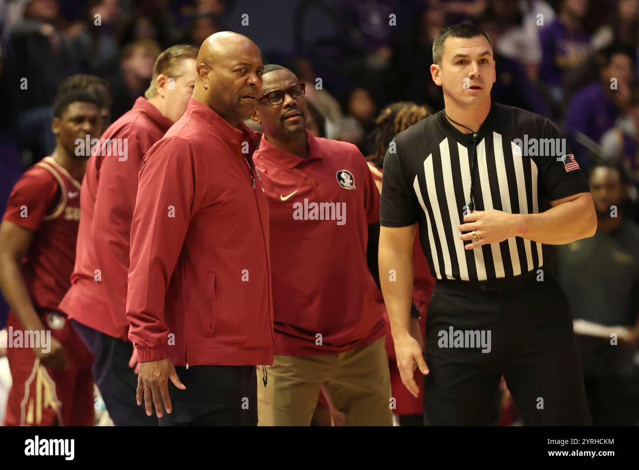 Baton Rouge, Usa. Dezember 2024. Leonard Hamilton, Cheftrainer der Florida State Seminoles, spricht mit einem Schiedsrichter während eines ACC-SEC Challenge Männer-Basketballspiels im Pete Maravich Assembly Center am Dienstag, den 3. Dezember 2024 in Baton Rouge, Louisiana. (Foto: Peter G. Forest/SipaUSA) Credit: SIPA USA/Alamy Live News Stockfoto