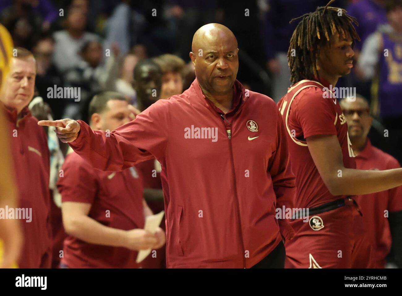 Baton Rouge, Usa. Dezember 2024. Leonard Hamilton, Cheftrainer der Florida State Seminoles, weist sein Team an, während eines ACC-SEC Challenge Männer-Basketballspiels im Pete Maravich Assembly Center am Dienstag, den 3. Dezember 2024 in Baton Rouge, Louisiana, zur Bank zu kommen. (Foto: Peter G. Forest/SipaUSA) Credit: SIPA USA/Alamy Live News Stockfoto