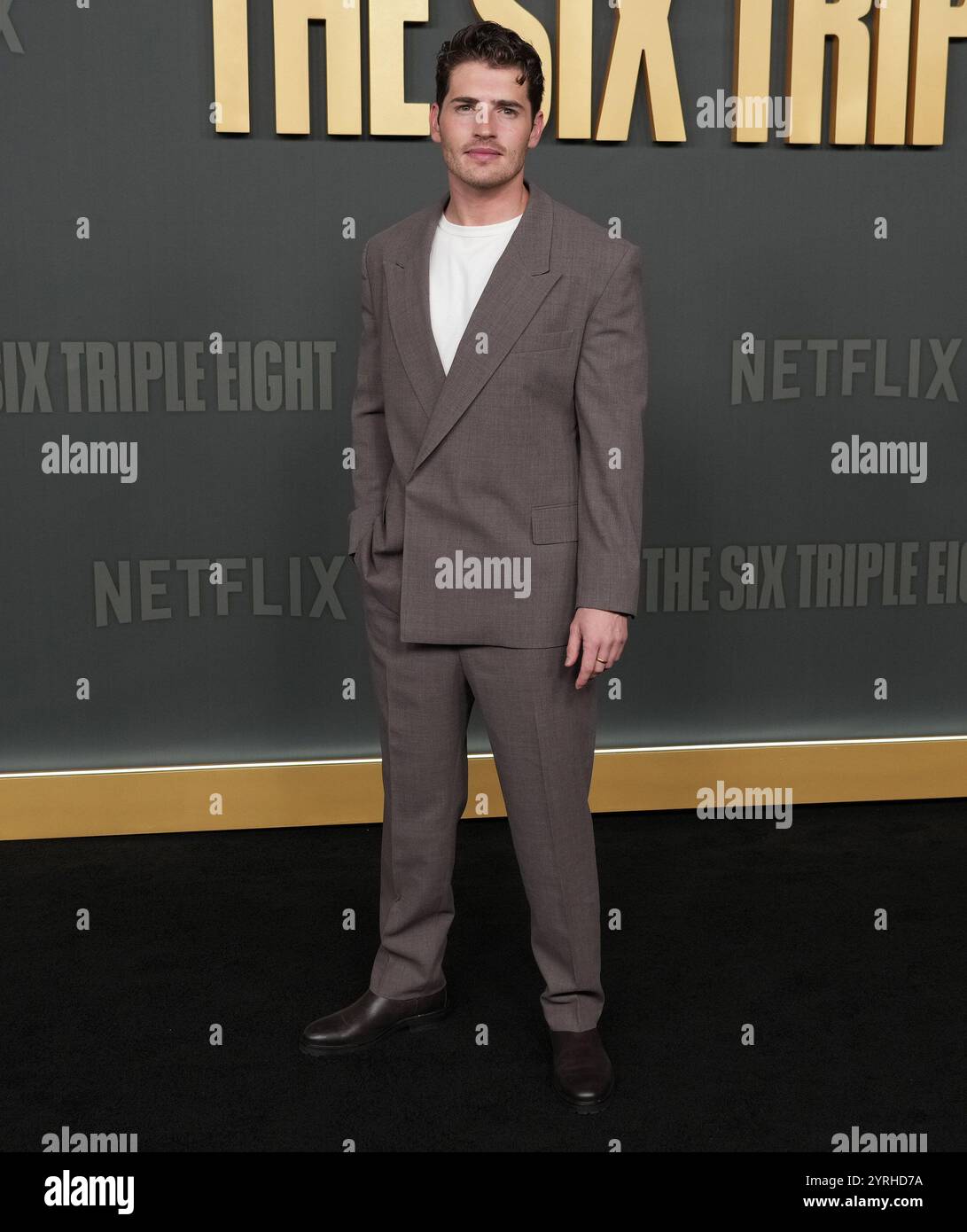 Los Angeles, USA. Dezember 2024. Gregg Sulkin kommt bei Netflix's THE SIX TRIPLE ACHT Premiere am Dienstag im Egyptian Theater in Hollywood, CA. Dezember 2024. (Foto: Sthanlee B. Mirador/SIPA USA) Credit: SIPA USA/Alamy Live News Stockfoto