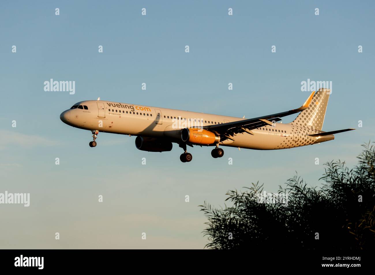 Vueling Airlines airbus a320 landet bei einem wunderschönen Sonnenuntergang am Flughafen lissabon humberto delgado Stockfoto