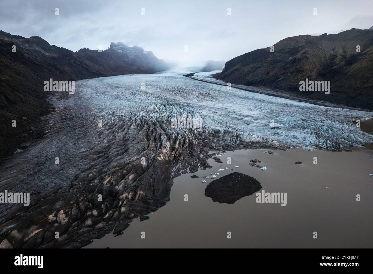 Atemberaubender Blick auf einen riesigen Gletscher, der sich durch raues Gelände im Vatnajokull-Nationalpark in Island schlängelt und die raue Schönheit und Kraft von zeigt Stockfoto