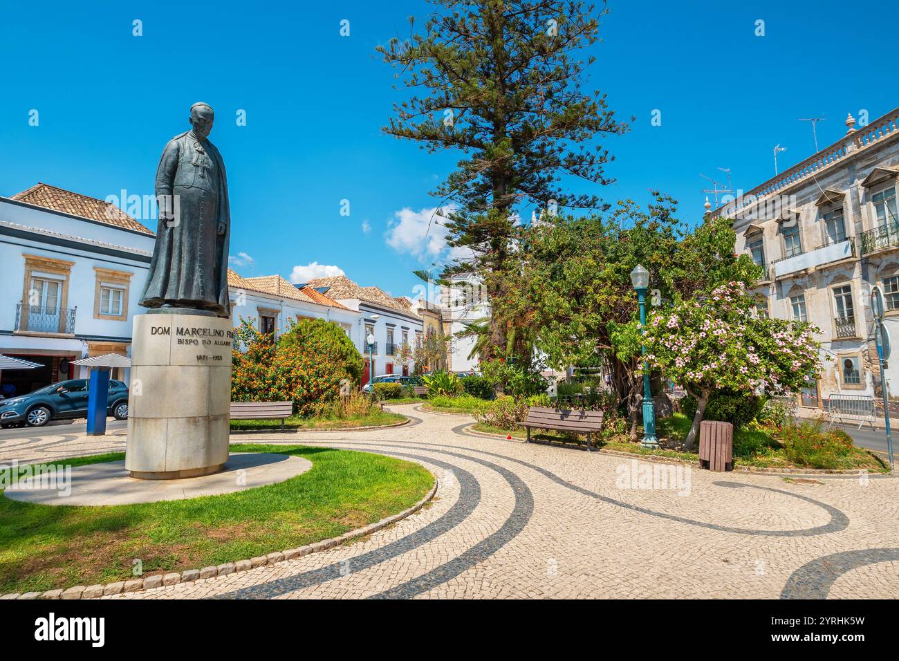 Historische Gebäude umgeben den Platz Dr. Antonio Padinha. Tavira, Algarve, Portugal Stockfoto