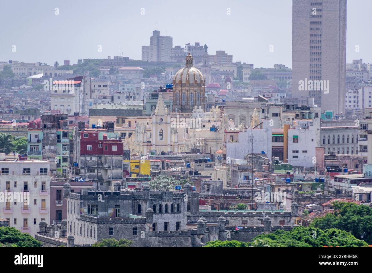 Die pulsierende Skyline der Stadt fängt eine Mischung aus historischer und moderner Architektur ein, prominente Kuppeln und eine Vielzahl von Baustilen bilden einen optisch auffälligen Eindruck Stockfoto