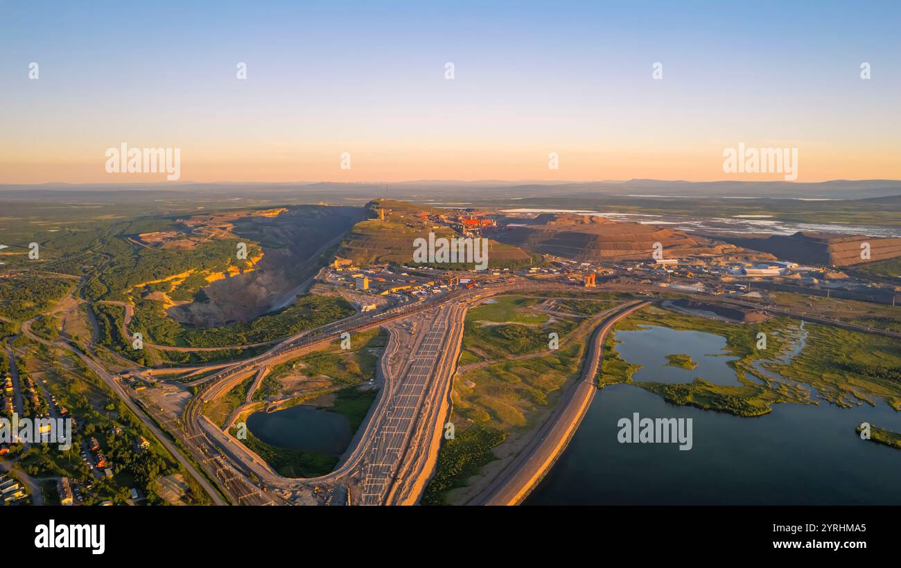 Atemberaubendes Luftbild von Kiruna, Schweden, mit der riesigen Eisenmine umgeben von üppigen grünen Landschaften und ruhigen Gewässern unter einem klaren Himmel, Highli Stockfoto