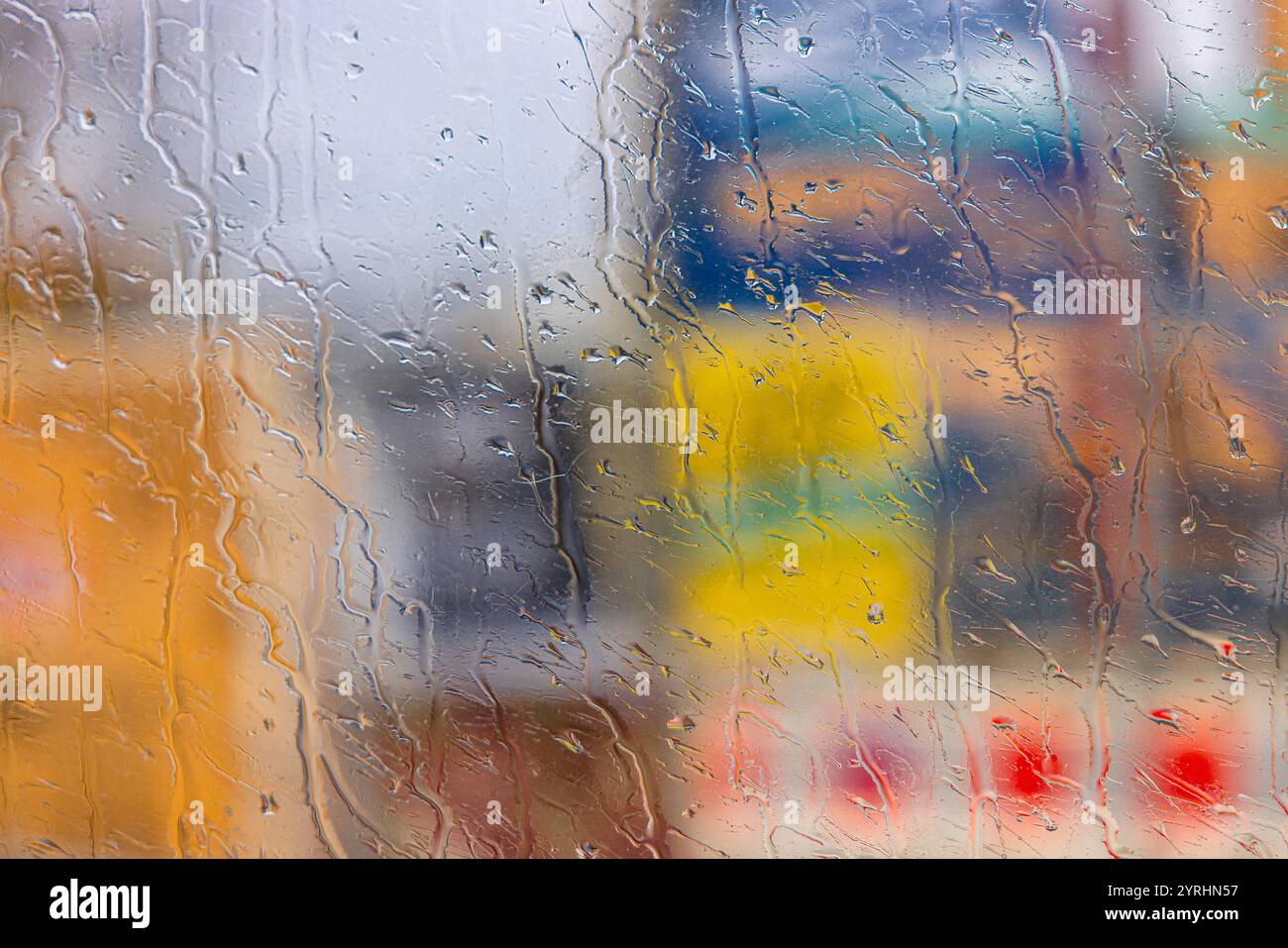 Ein Blick aus dem Fenster Berlin, 28. November 2024: Unangemehmes Wetter in der Stadt. Fotografiert aus dem Bus durch das regennasse Fenster während der Fahrt in die Innenstadt. *** Ein Blick aus dem Fenster Berlin, 28. November 2024 unangenehmes Wetter in der Stadt fotografiert vom Bus durch das regengetränkte Fenster während der Fahrt in die Innenstadt Stockfoto