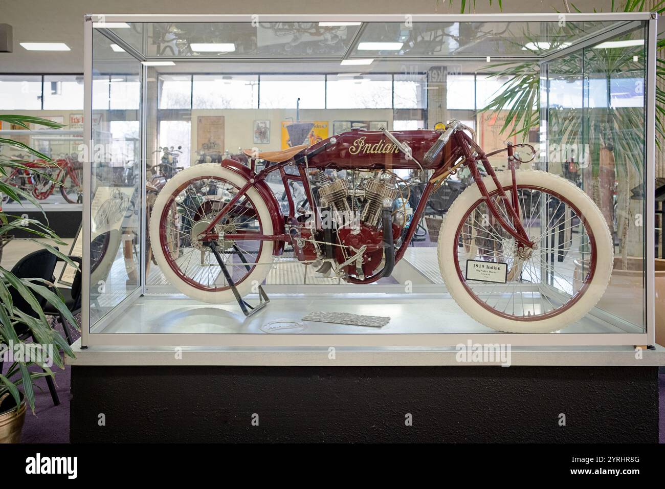Ein wunderschönes, burgunderfarbenes, indisches 1919er Big Valve Twin Racer Rennrad im Motorcycle Museum in Newburgh, New York. Stockfoto