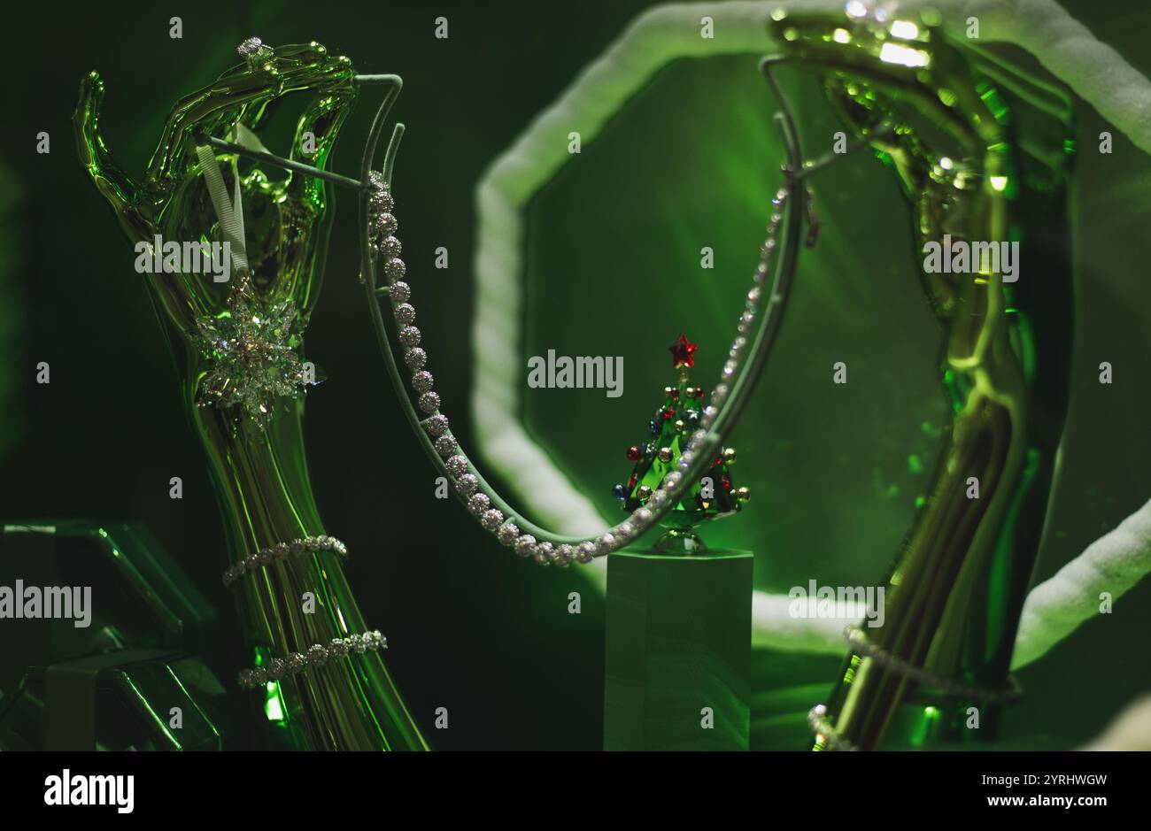 Die Hände der Schaufensterpuppe halten schönen Schmuck. Einkaufsaccessoires Stockfoto