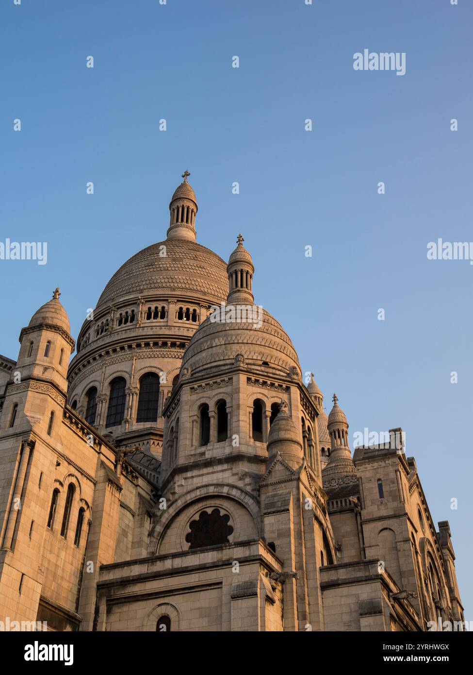 Morgenlicht trifft die Kuppeln von Sacre Coeur, Catholic Hill Top Church, Montmartre, Paris, Frankreich, Europa, EU. Stockfoto Morgenlicht trifft die Kuppeln von Sacre Coeur, Catholic Hill Top Church, Montmartre, Paris, Frankreich, Europa, EU. Stockfoto
