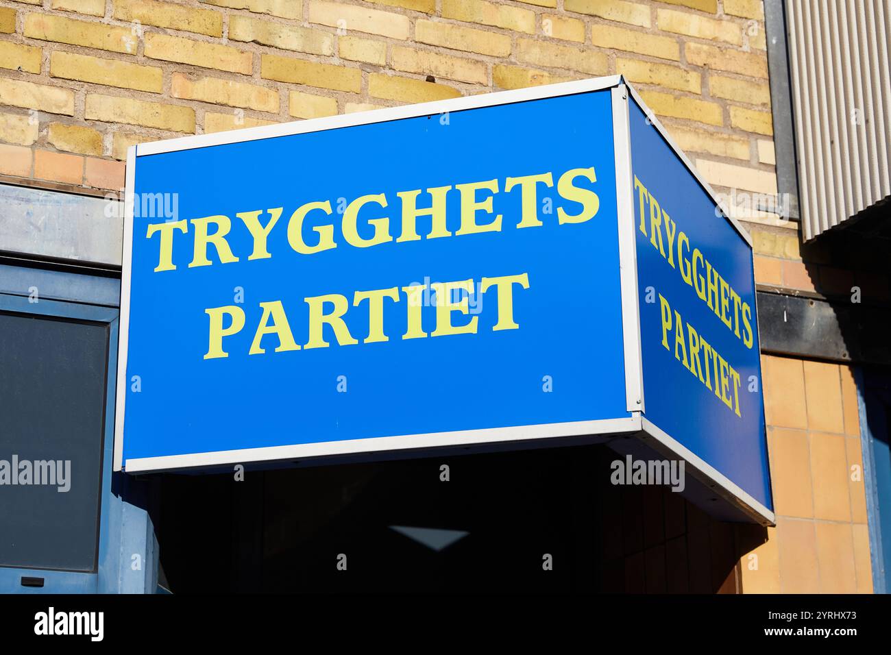 Trygghetspartiet (schwedische politische Partei), Schild am Gebäude; Västra Rönneholmsvägen, Malmö, Schweden Stockfoto