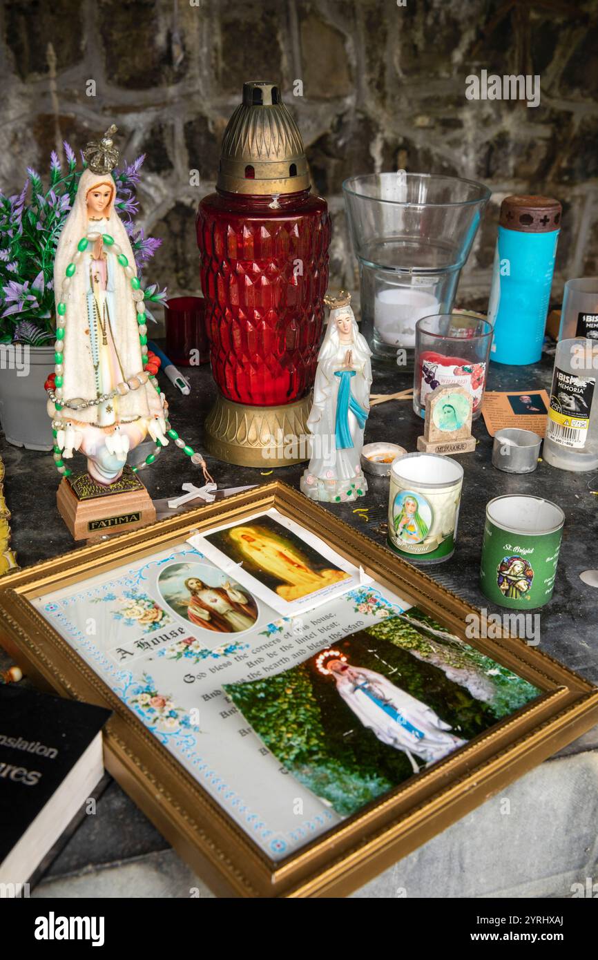 Irland, County Westmeath, Mullingar, Culeen More, Tobar Brigide, der Brunnen des heiligen Bridgid, Opfergaben auf dem Altar Stockfoto