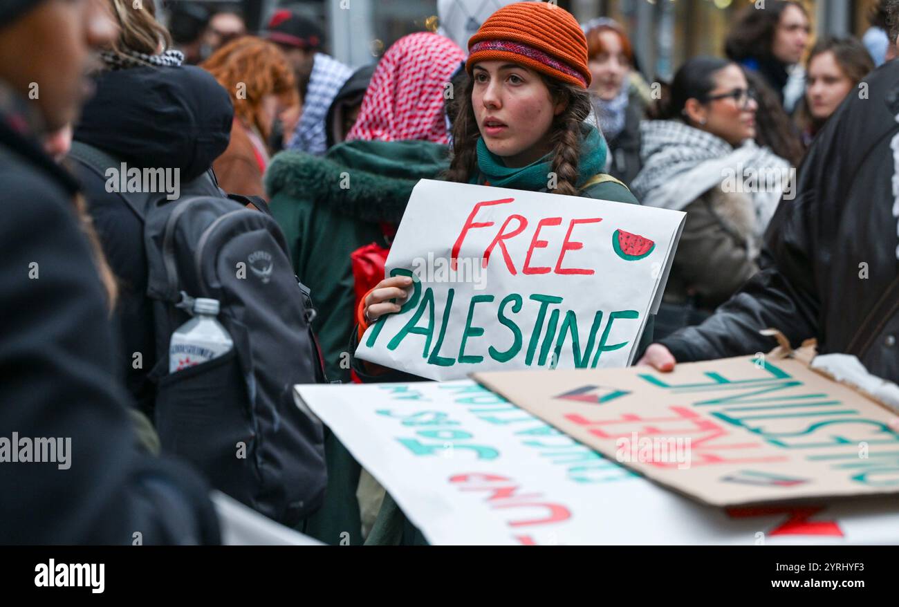 Berlin, Deutschland. Dezember 2024. Demonstration einer Allianz gegen die Haltung der Universitäten zum Gaza-Krieg. Die Studentenkoalition Berlin kritisierte vor allem die „systematische Zerstörung von Bildungseinrichtungen und der Gesundheitsinfrastruktur im Gazastreifen durch das israelische Militär“. Quelle: Jens Kalaene/dpa/Alamy Live News Stockfoto
