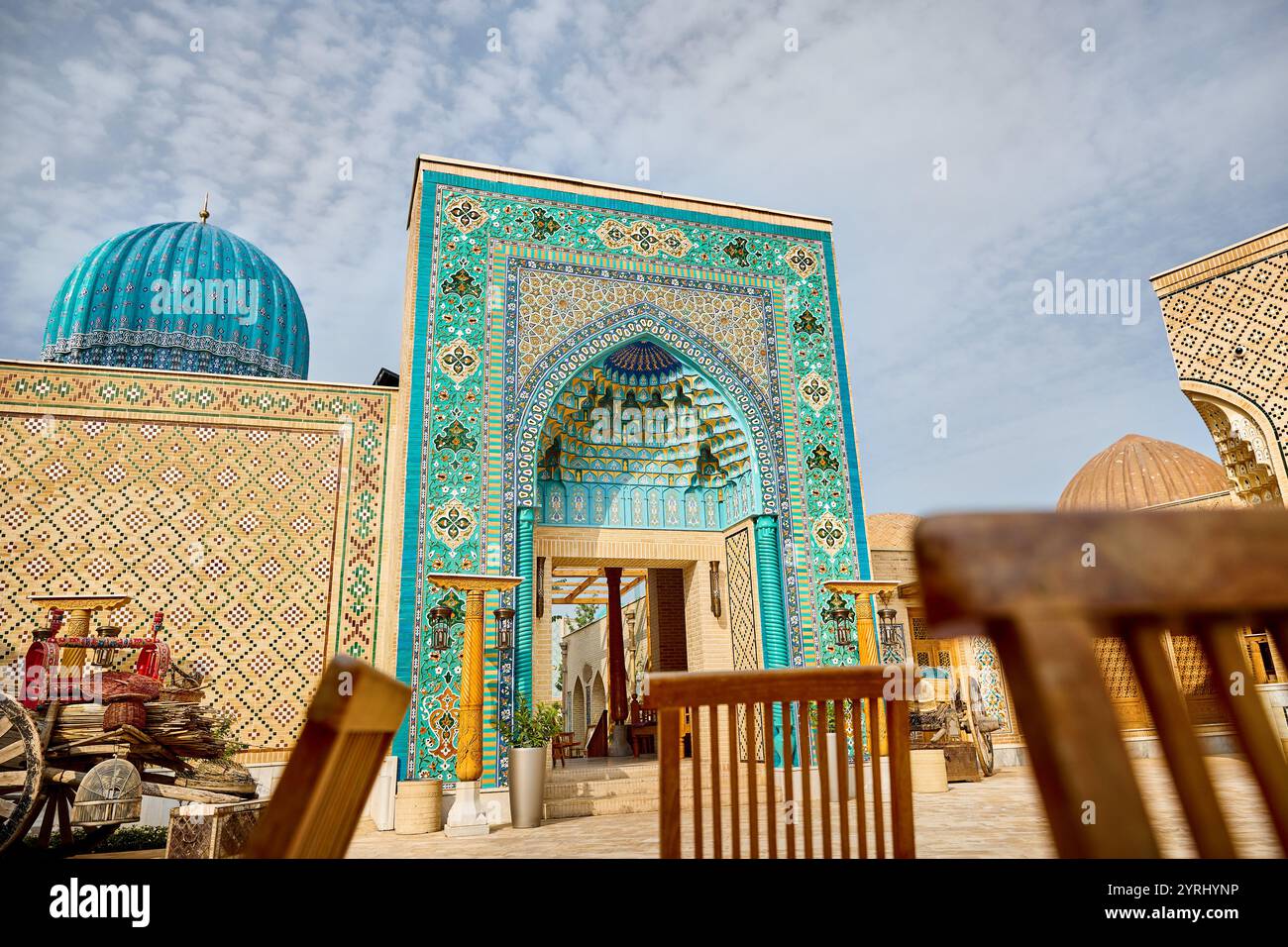 Fassade mit Mosaik und Bogentor der Moschee in Samarkand Ewiger Stadt Boqiy Shahar Registan Komplex in Usbekistan. Stockfoto