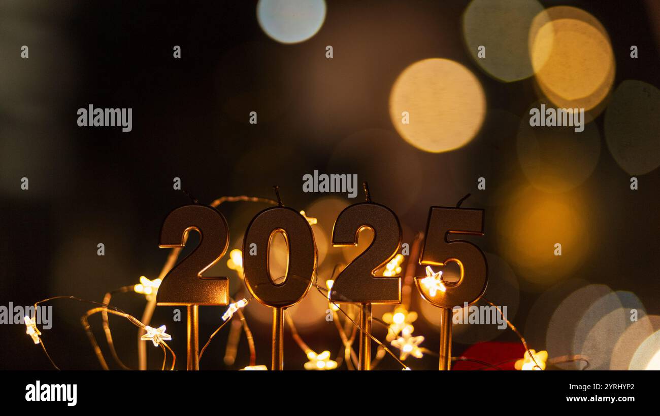 Goldene Kerzen, festlich 2025 Uhr nachts mit urbanem Bokeh mit Lichtersternen. „Happy New Year 2025“-Karten Stockfoto