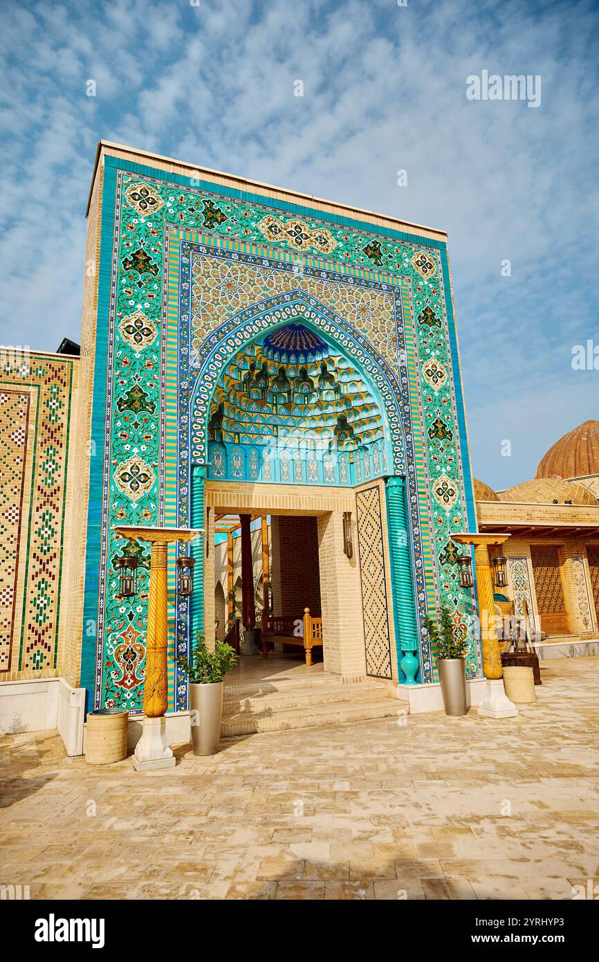 Fassade mit Mosaik und Bogentor der Moschee in Samarkand Ewiger Stadt Boqiy Shahar Registan Komplex in Usbekistan. Stockfoto