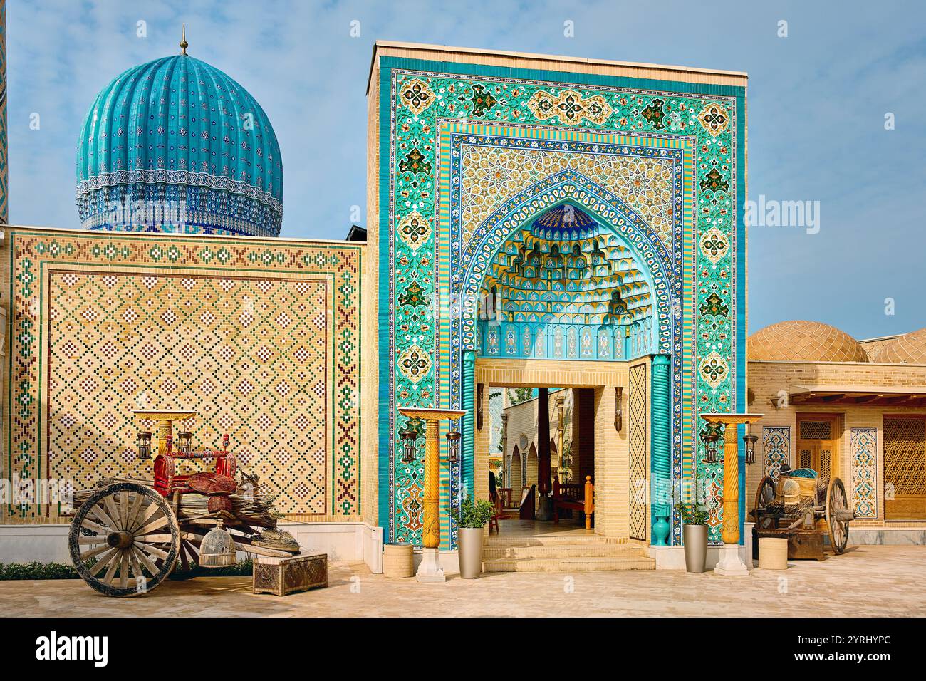 Fassade mit Mosaik und Bogentor der Moschee in Samarkand Ewiger Stadt Boqiy Shahar Registan Komplex in Usbekistan. Stockfoto