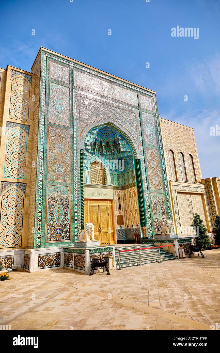 Fassade mit Mosaik und Bogentor der Moschee in Samarkand Ewiger Stadt Boqiy Shahar Registan Komplex in Usbekistan. Stockfoto