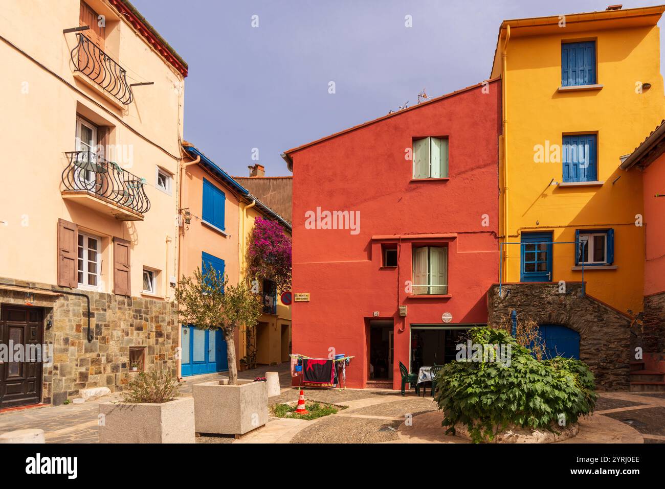 Farbenfrohe alte Gebäude in der Altstadt von Collioure, Pyrenäen Orientales, Roussillon, Occitanie, Frankreich, Europa Stockfoto